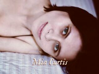 Mia_Curtis